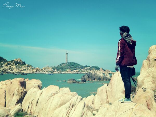 Ngọn hải đăng nằm trên đảo Kê Gà, cách đất liền không xa, các bạn có thể thuê thuyền để ra đây. Ngọn hải đăng có dáng đứng mạnh mẽ, cao vút vươn mình trong nền trời xanh ngắt, hòa cùng sắc vàng của tầng lớp đá hoa cương mang đến vẻ đẹp kỳ vĩ, hoang sơ. Ngọn hải đăng nằm trên đảo Kê Gà, cách đất liền không xa, các bạn có thể thuê thuyền để ra đây. Ngọn hải đăng có dáng đứng mạnh mẽ, cao vút vươn mình trong nền trời xanh ngắt, hòa cùng sắc vàng của tầng lớp đá hoa cương mang đến vẻ đẹp kỳ vĩ, hoang sơ.